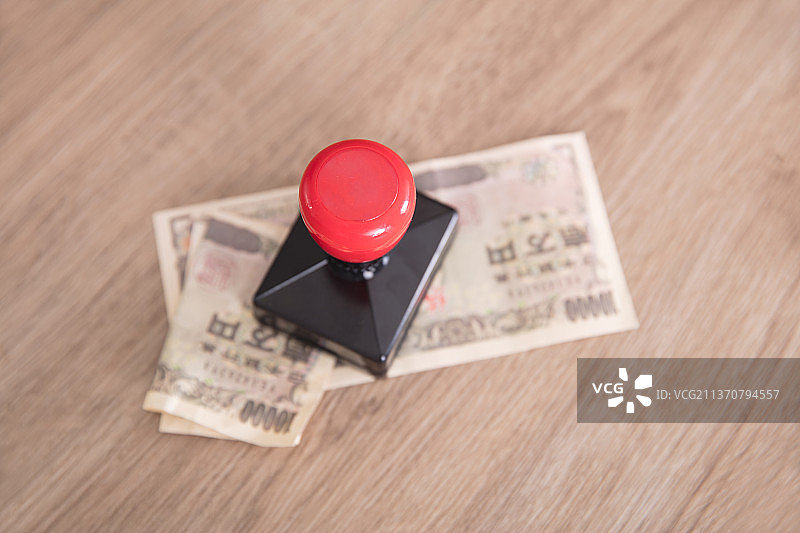 印章压着日元钞票图片素材