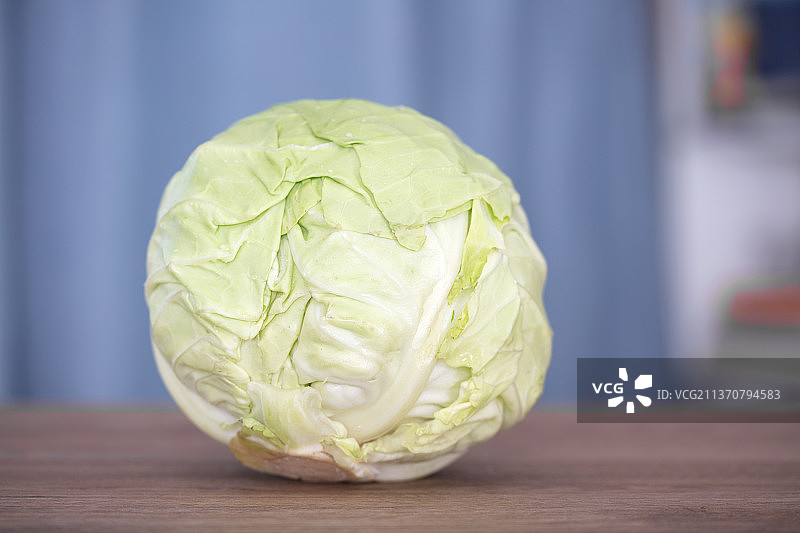 一个包头菜在桌子上图片素材