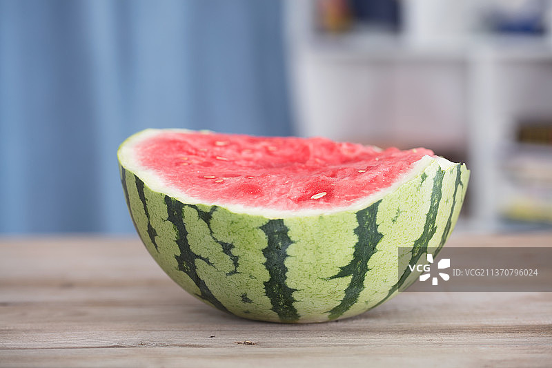 夏季切开的西瓜图片素材