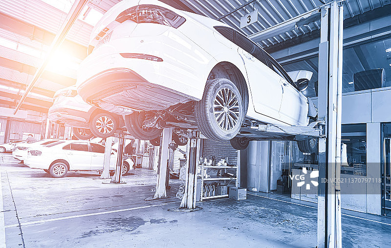 汽车维修保养车间检修汽车底盘图片素材
