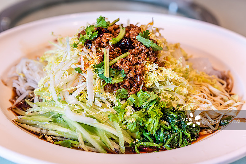 一盘凉拌肉丝白菜黄瓜菠菜和干豆腐图片素材