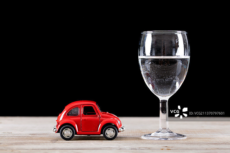 汽车模型和一杯酒图片素材