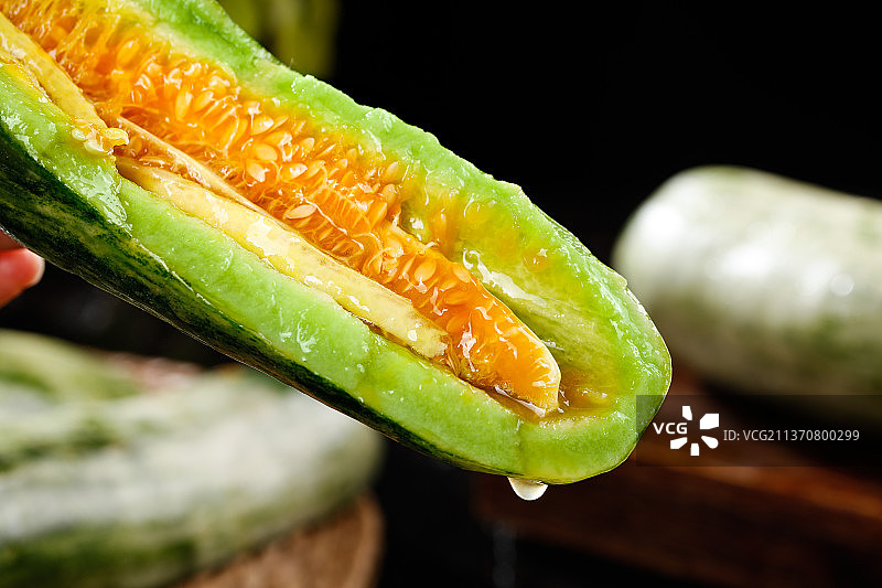 手里拿着羊角蜜甜瓜图片素材