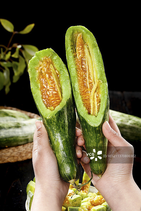 手里拿着羊角蜜甜瓜图片素材