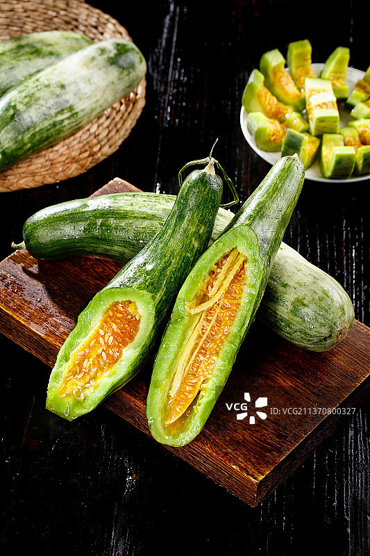木底上放着山东羊角蜜甜瓜图片素材
