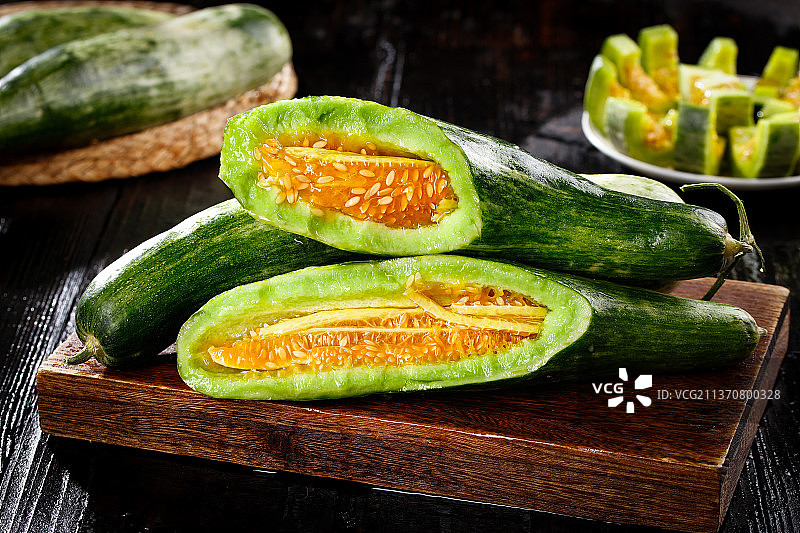 木底上放着山东羊角蜜甜瓜图片素材