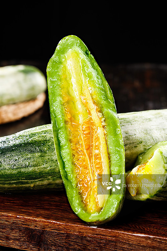 木底上放着山东羊角蜜甜瓜图片素材