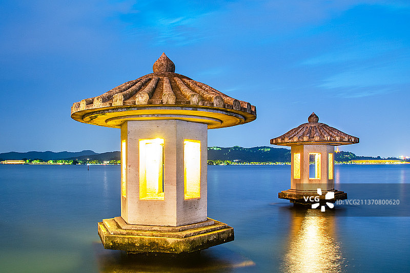 杭州西湖御码头翠光亭夜景 西湖夜景风光 杭州西湖标志性园林古建筑石灯亭夜色图片素材