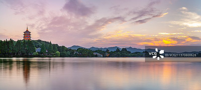 雷峰夕照 杭州西湖风光 西湖地标古建筑雷峰塔 杭州标志性景点 黄昏彩霞云霞图片素材