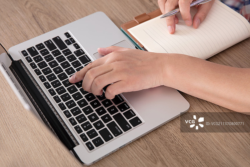 使用笔记本电脑图片素材