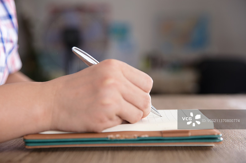 在笔记本上记录信息图片素材