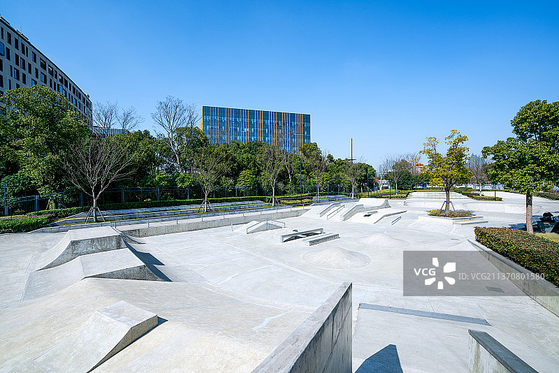 户外极限运动滑板训练场地图片素材