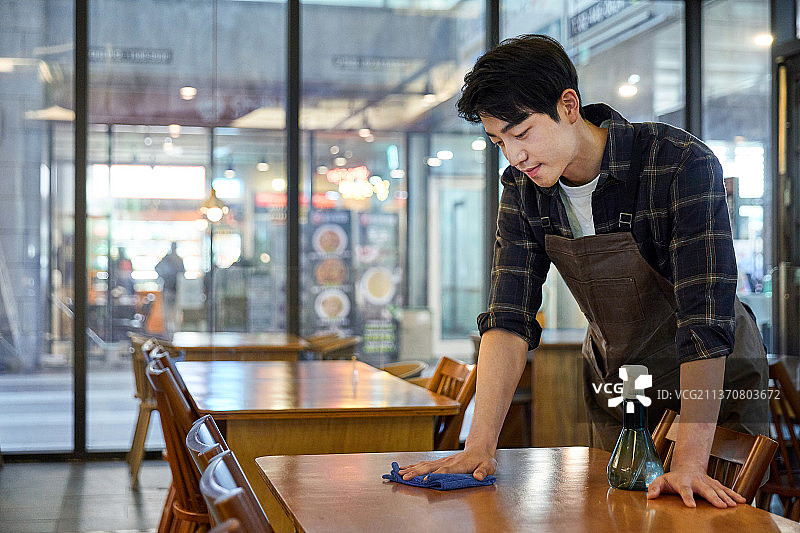 年轻人，餐厅，商人，桌子，擦拭图片素材