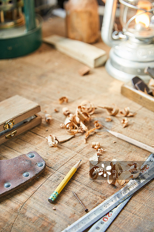 木工工作台铅笔刨床图片素材