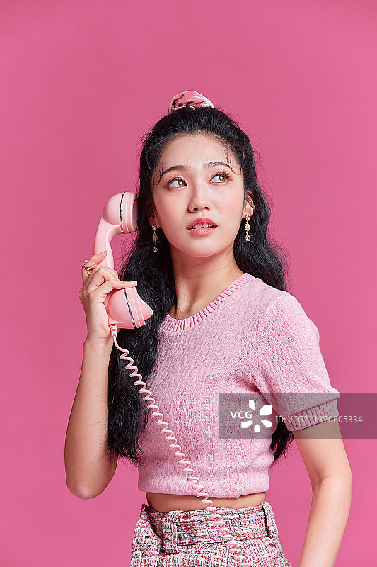 复古风格的女子，电话，购物图片素材