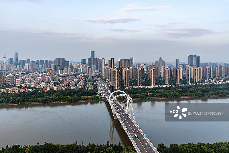 俯瞰中国辽宁沈阳浑河沿岸和三好桥图片素材