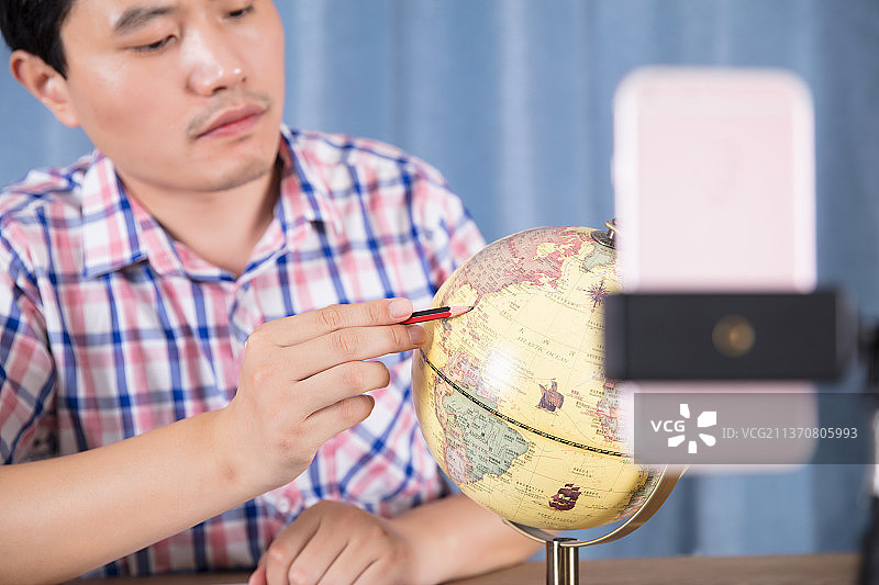 地理老师直播讲地理课图片素材