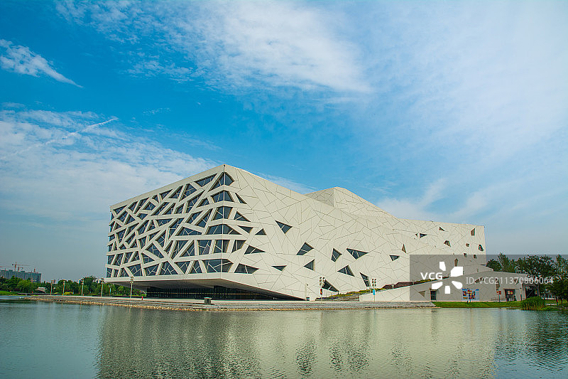 临平大剧院 杭州临平新城地标建筑 东湖公园标志性现代建筑 城市建筑风光 艺尚小镇图片素材