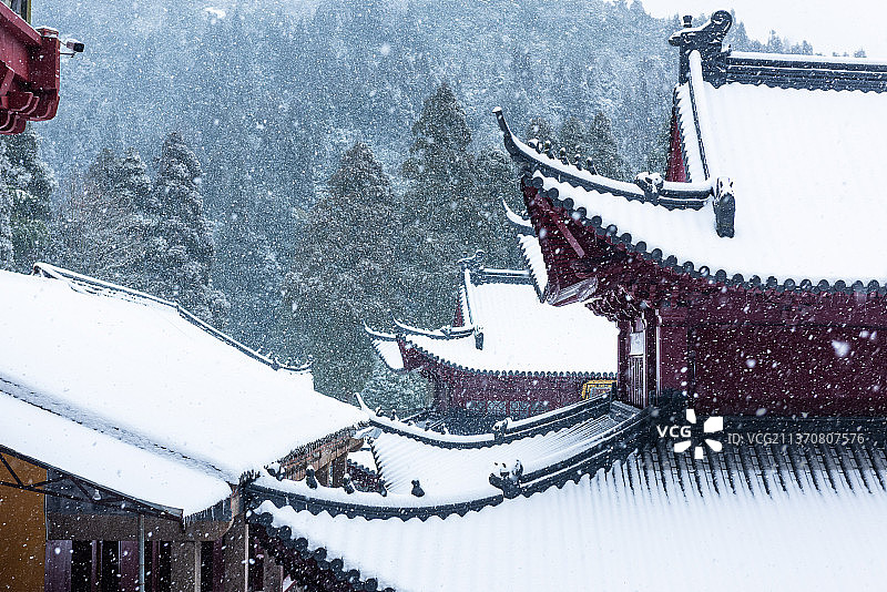 浙江温州苍南玉苍山森林公园，千年古刹法去寺普降瑞雪图片素材