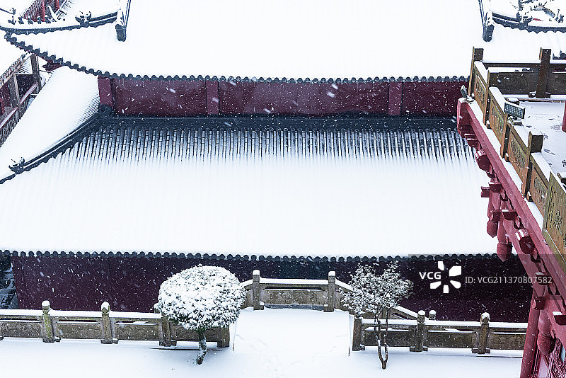 浙江温州苍南玉苍山森林公园，千年古刹法去寺普降瑞雪图片素材