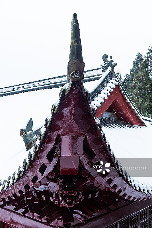 浙江温州苍南玉苍山森林公园，千年古刹法去寺普降瑞雪图片素材