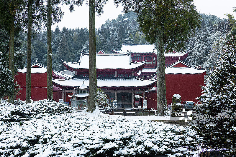 浙江温州苍南玉苍山森林公园，千年古刹法去寺普降瑞雪图片素材