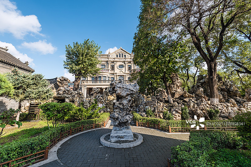 中国辽宁沈阳张氏帅府大青楼和假山图片素材