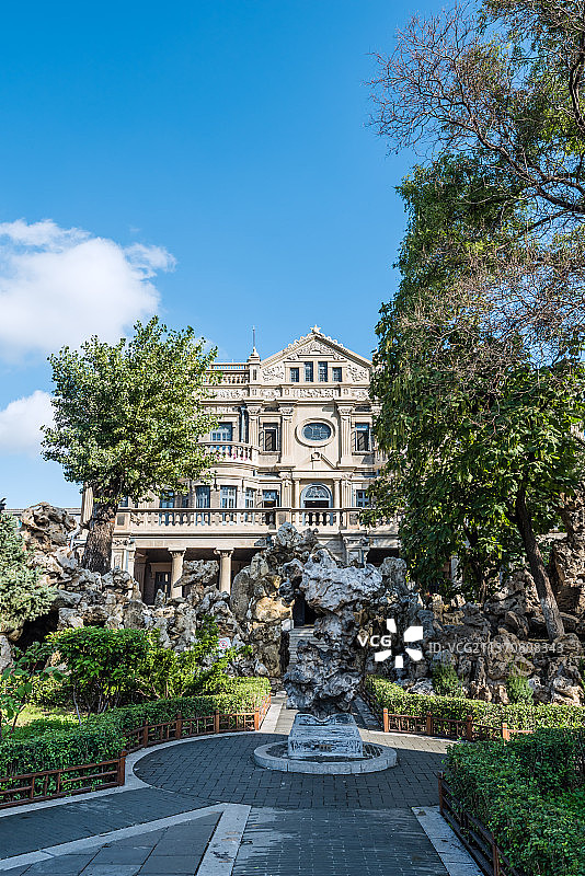 中国辽宁沈阳张氏帅府大青楼和假山图片素材