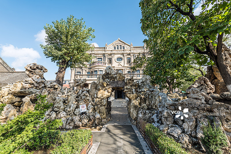 中国辽宁沈阳张氏帅府大青楼和假山图片素材