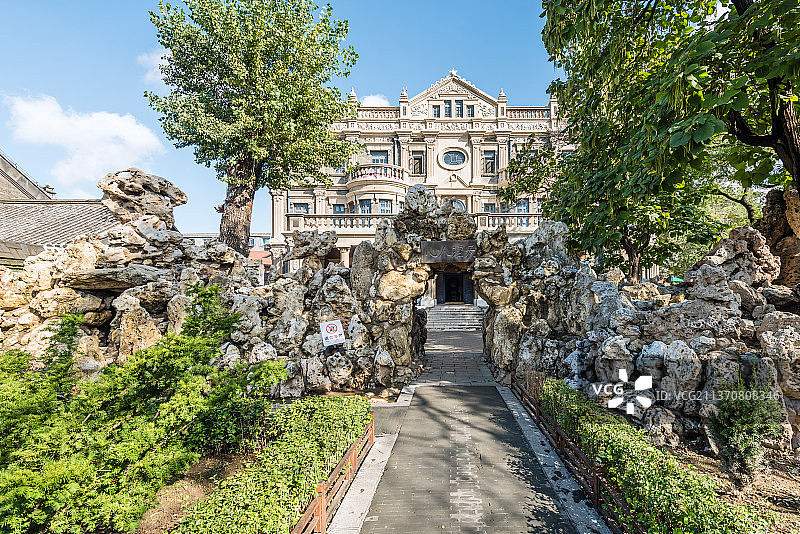 中国辽宁沈阳张氏帅府大青楼和假山图片素材
