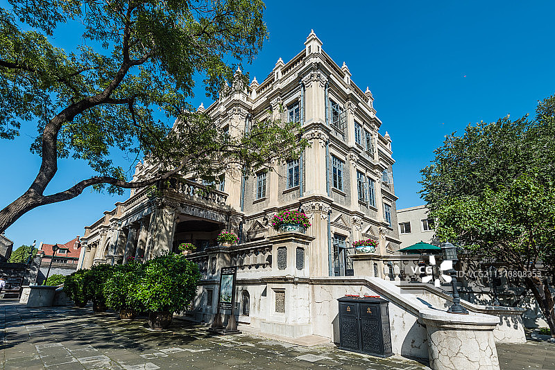 中国辽宁沈阳张氏帅府大青楼和假山图片素材