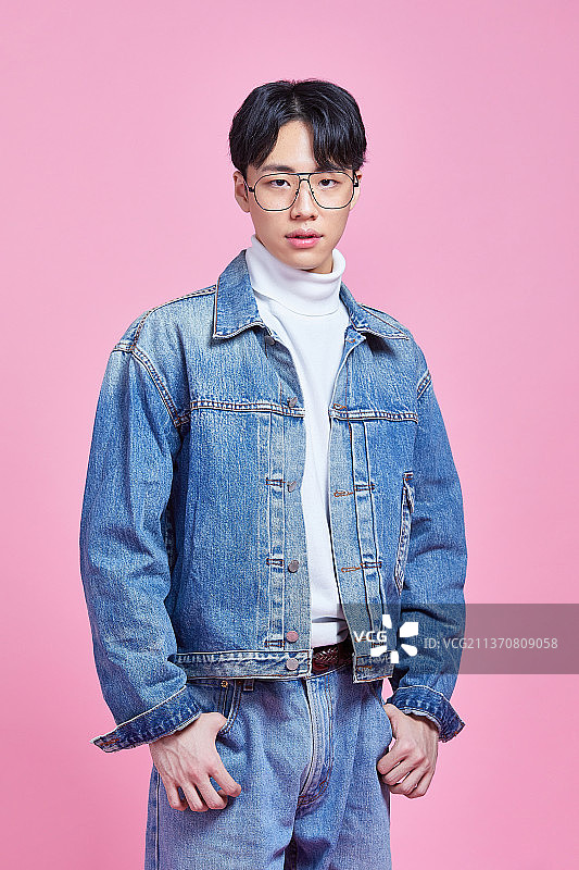 新潮时尚牛仔夹克复古风图片素材