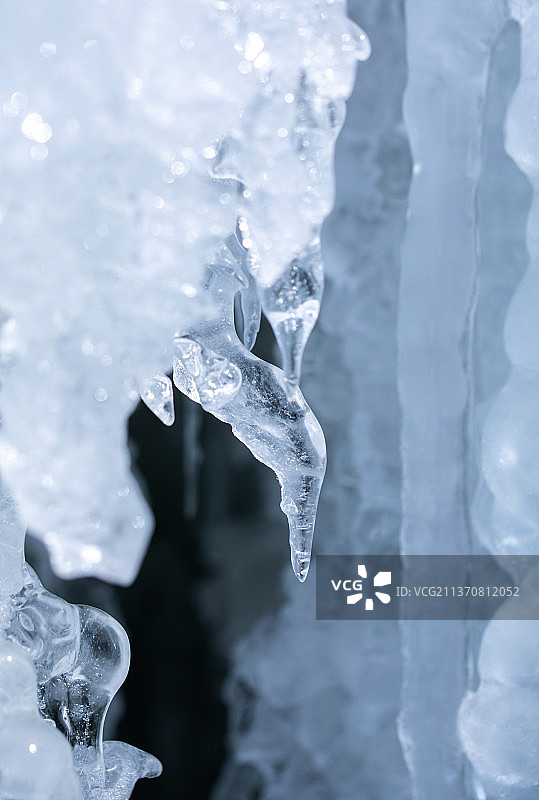 冬天里的冰柱图片素材