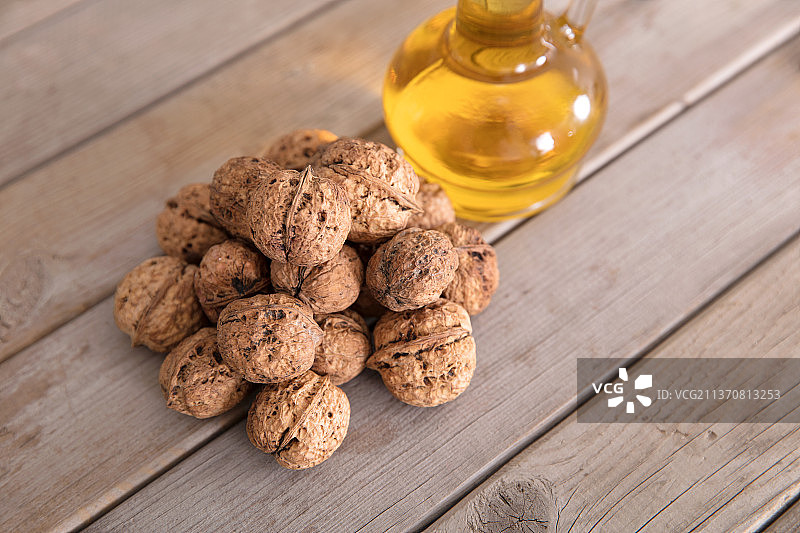 在碗里的核桃和一瓶核桃油图片素材