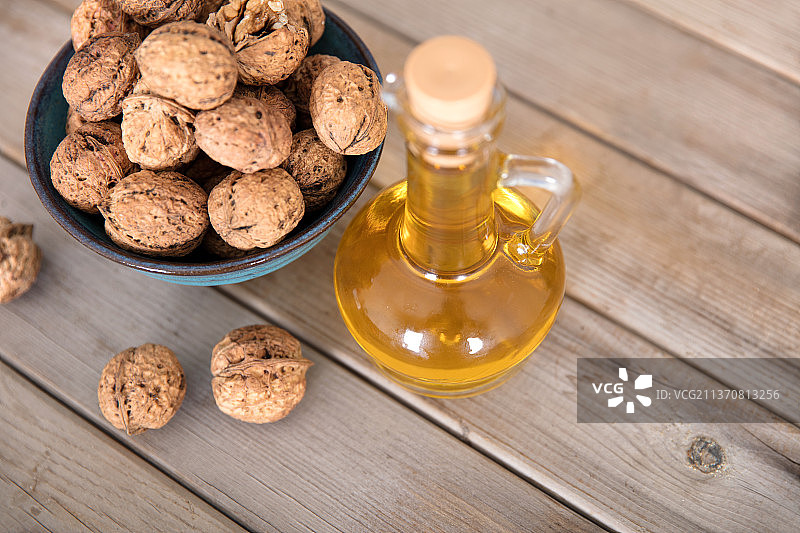 在碗里的核桃和一瓶核桃油图片素材