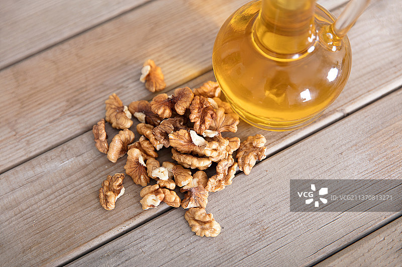 核桃仁和一瓶核桃油图片素材