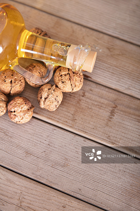 一瓶核桃油和几个核桃图片素材