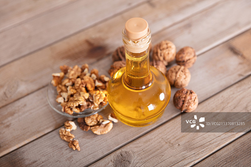 榨取的一瓶核桃油图片素材
