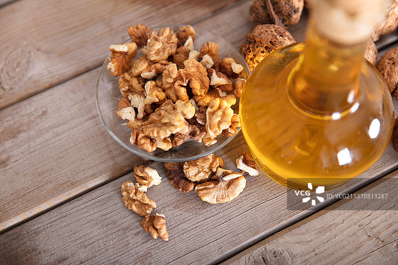 榨取的一瓶核桃油图片素材