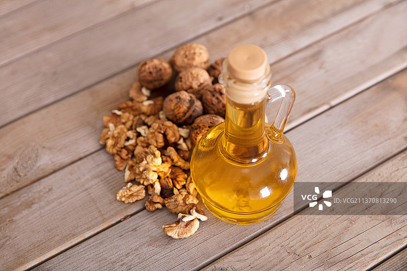 成熟的核桃和榨取的食用油图片素材