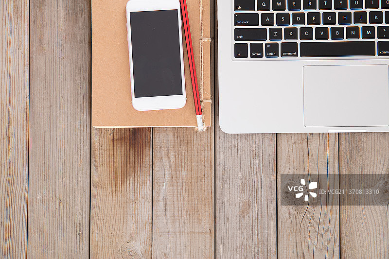 俯视桌子上的电脑和手机图片素材