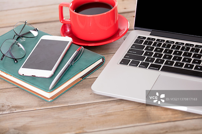 桌子上的办公物品图片素材