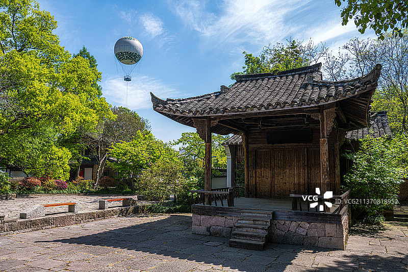 晴天的浙江省杭州市西溪国家湿地公园景区深潭口和观光热气球图片素材