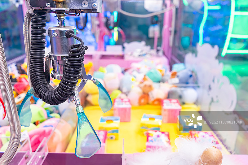 中国休闲活动拍摄主题，商场电玩城里的抓娃娃机器，室内无人图像摄影图片素材
