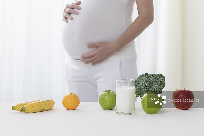 补充营养的孕妇图片素材