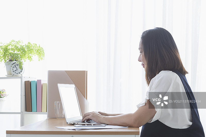 认真工作的东方美女孕妇图片素材