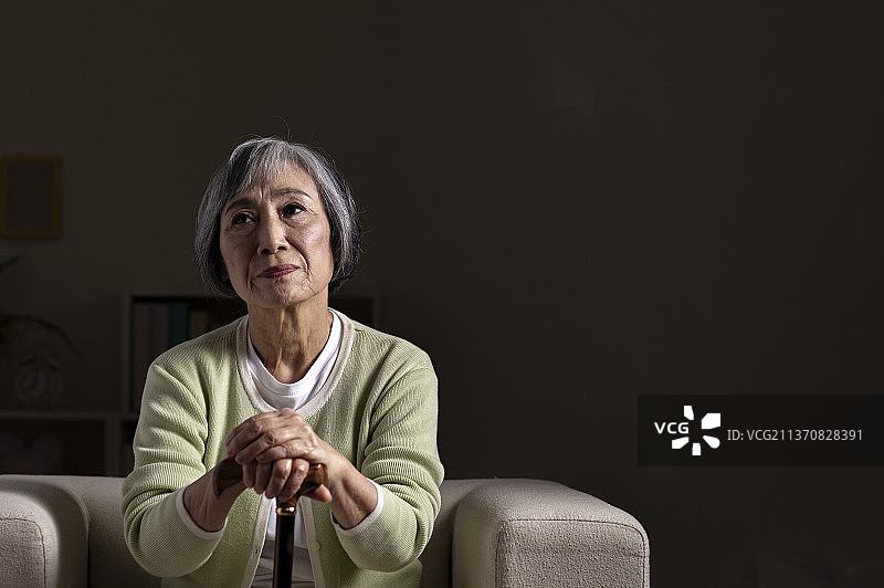 独居老人坐在沙发上图片素材