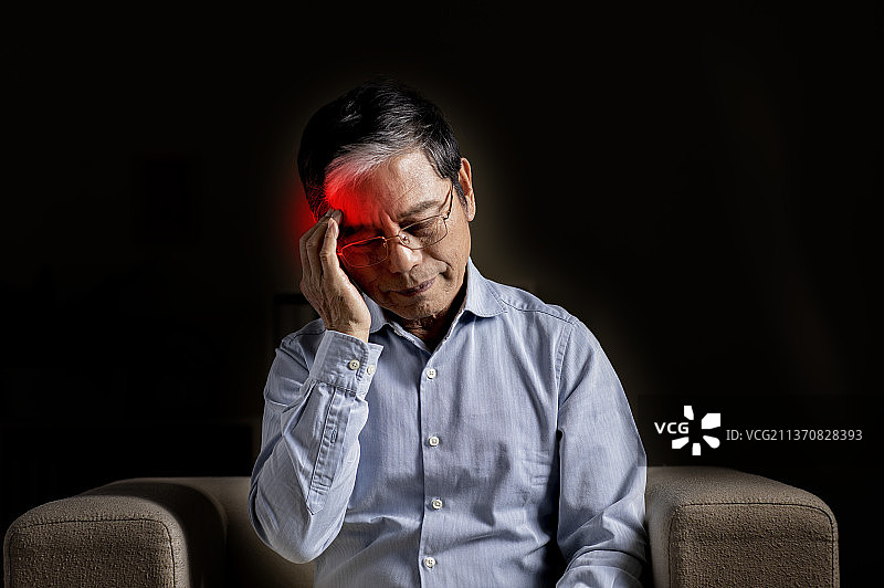 独居老人坐在沙发上图片素材