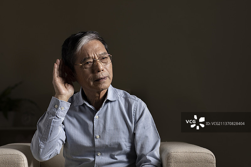 独居老人坐在沙发上图片素材