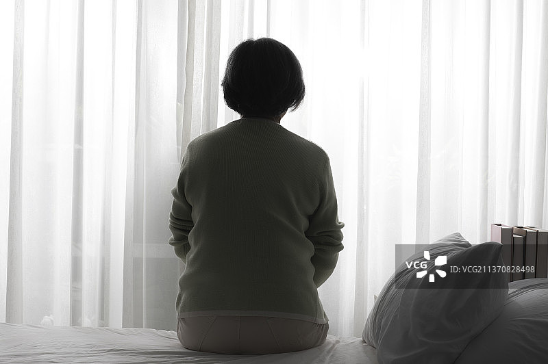 独居老人坐在床上图片素材